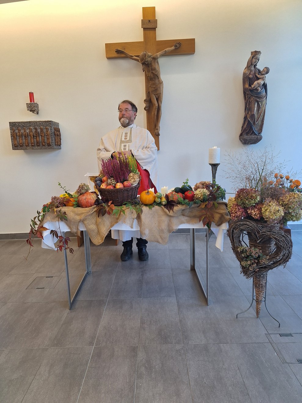 Pfarrer Ulrich Dambeck zelebriert die feierliche Erntedankmese.
