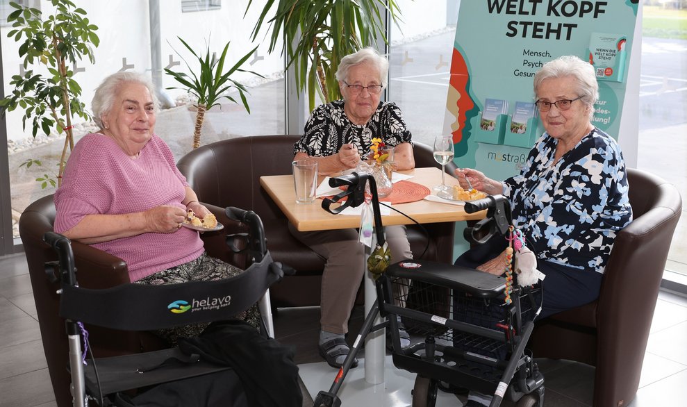 Unsere Bewohnerinnen Helene Gersthofer, Maria Eckler und Theresia Kornfeld beim gemütlichen Plauschen.