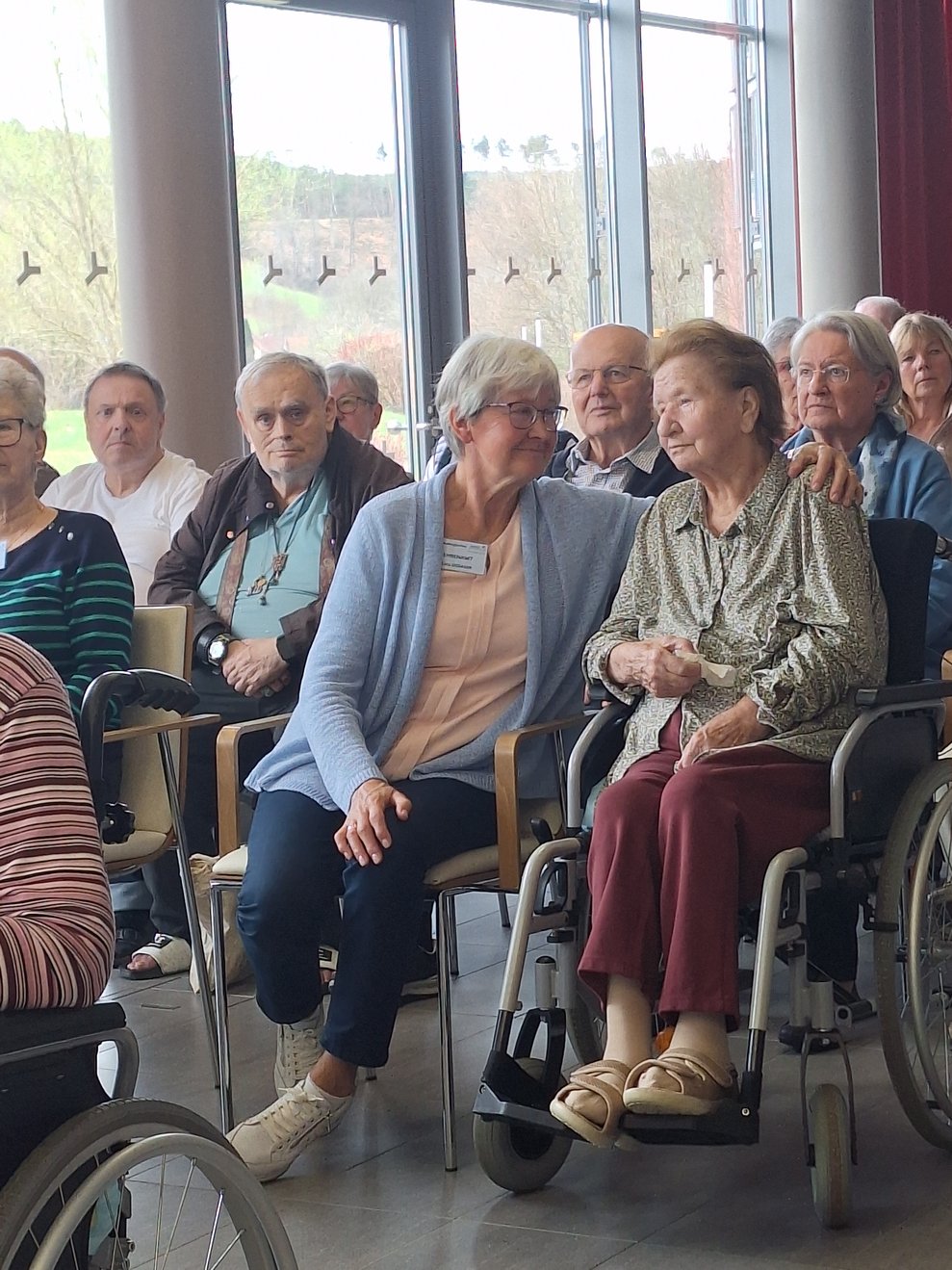 Zahlreiche Besucherinnen und Besucher sind zur heutigen Karsamstagsmesse in unsere Kapelle gekommen.