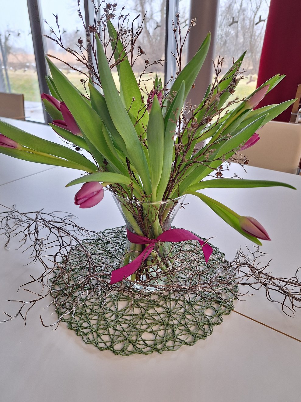 Zauberhafte Frühlingsboten begrüßen heute als Tischdekoration unsere Jubilarinnen und alle gekommenen Gäste im Veranstaltungsraum.