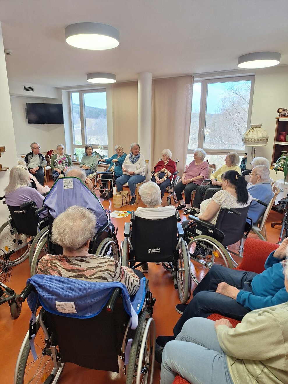 Frau Prenner begrüßt die große Runde von Bewohnerinnen und Bewohnern, die heute gekommen sind, um das Aschenkreuz zu erhalten, auf das Allerherzlichste.