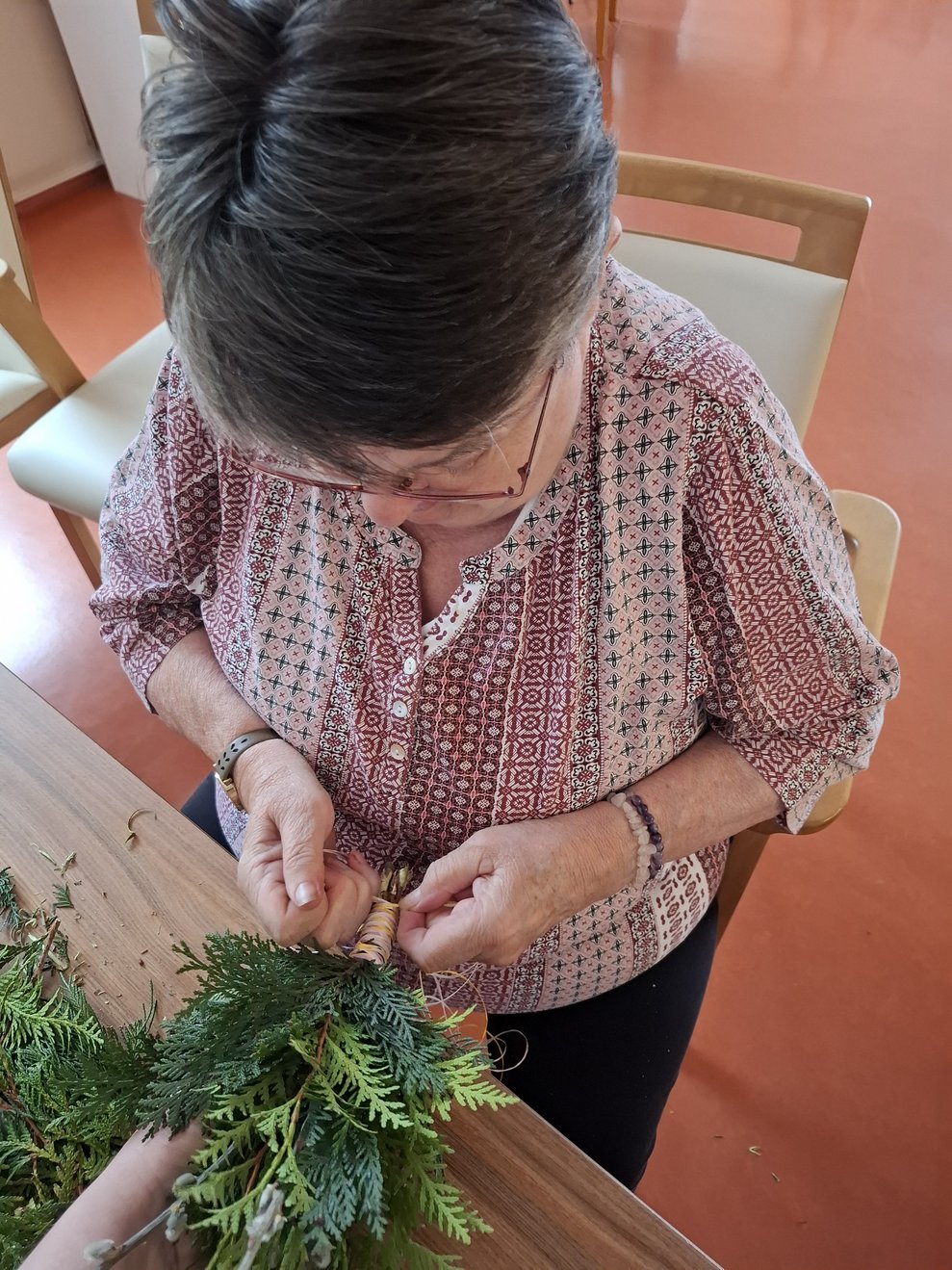 So, zum Abschluss das Ganze ordentlich zusammenbinden. Der Palmbesen soll schließlich bis nächstes Jahr am Palmsonntag halten.