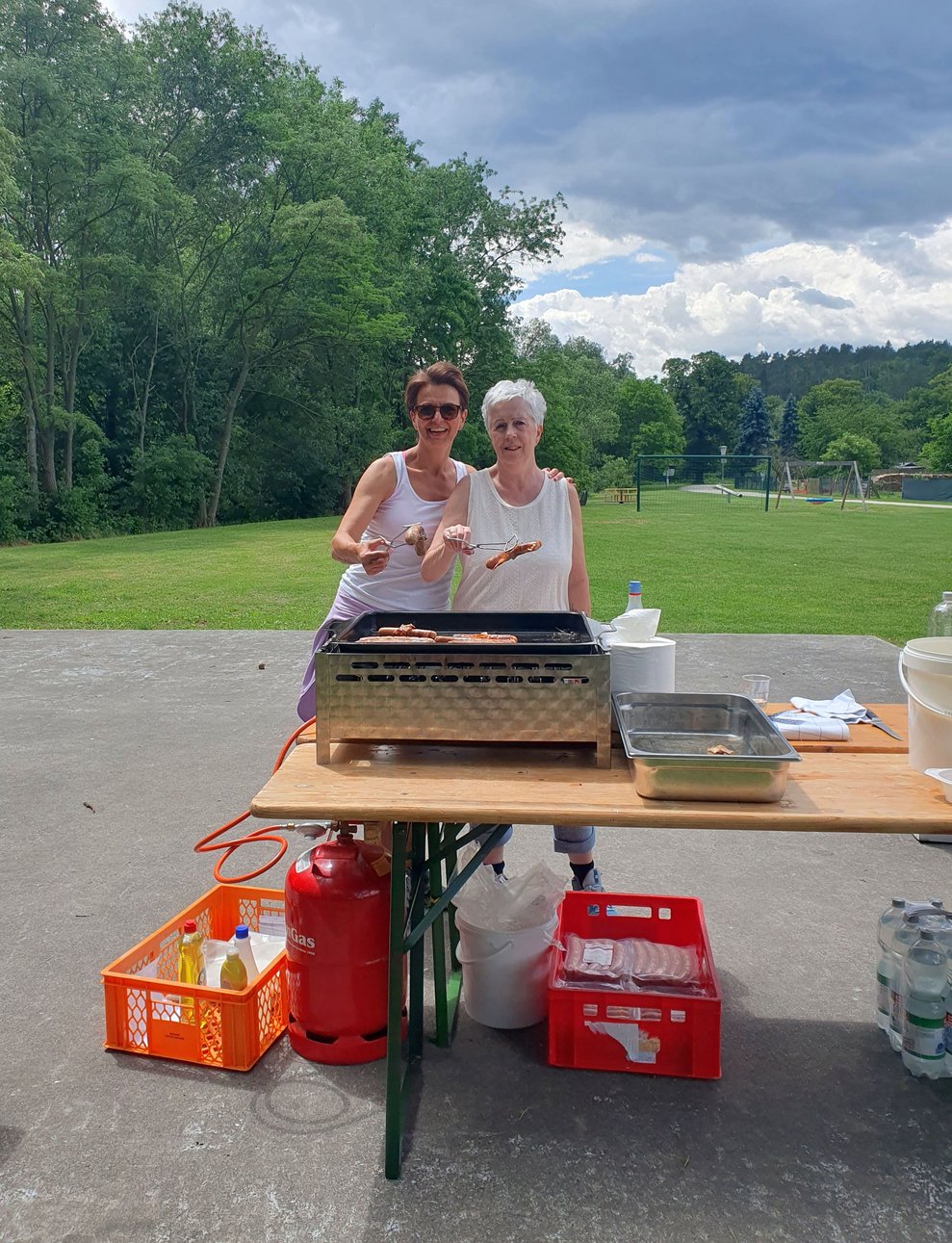 Offensichtlich macht unser Herr Direktor jetzt wohlverdiente Pause. Esther Ziegler und EA Veronika Schweighofer übernehmen kurzerhand die Arbeit am Griller.