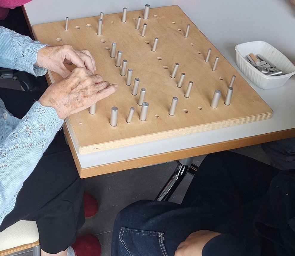 Hier ist viel Geschick und Fingerfertigkeit gefragt. Für motorisch eingeschränkte Menschen kann das eine große Herausforderung darstellen.