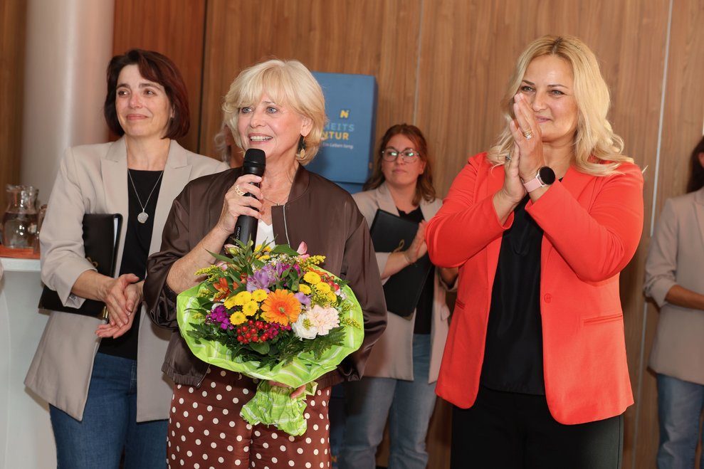 Im Anschluss werden wunderschöne Blumensträuße verteilt. Kfm. Direktorin Anita Koller i.R wird für ihre besonderen Verdienste um das PBZ Scheiblingkirchen gewürdigt und erhält selbstverständlich die Möglichkeit für persönliche Worte.