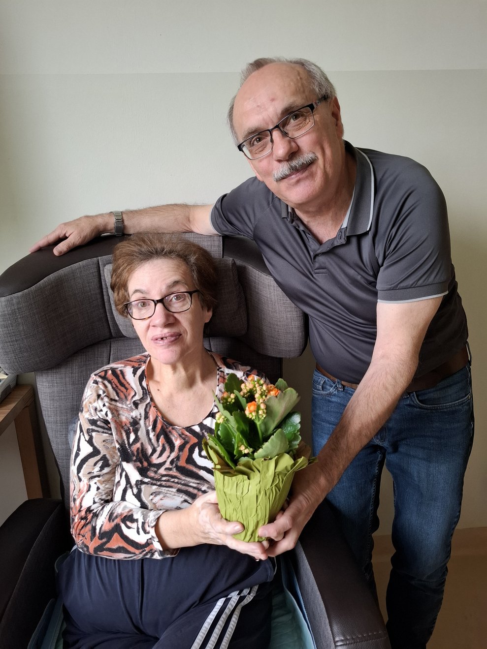 Herr Trnka ist bei seiner Gattin auf Besuch, als die Blumen anlässlich des Muttertages bei ihr eintreffen.