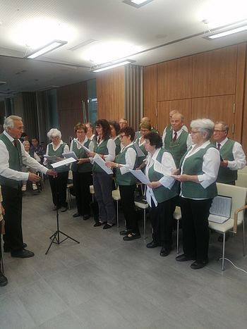 Der Bezirks-Seniorenchor Neunkirchen unter der Leitung von Hrn. Edi Deimel sorgt für die musikalische Umrahmung.