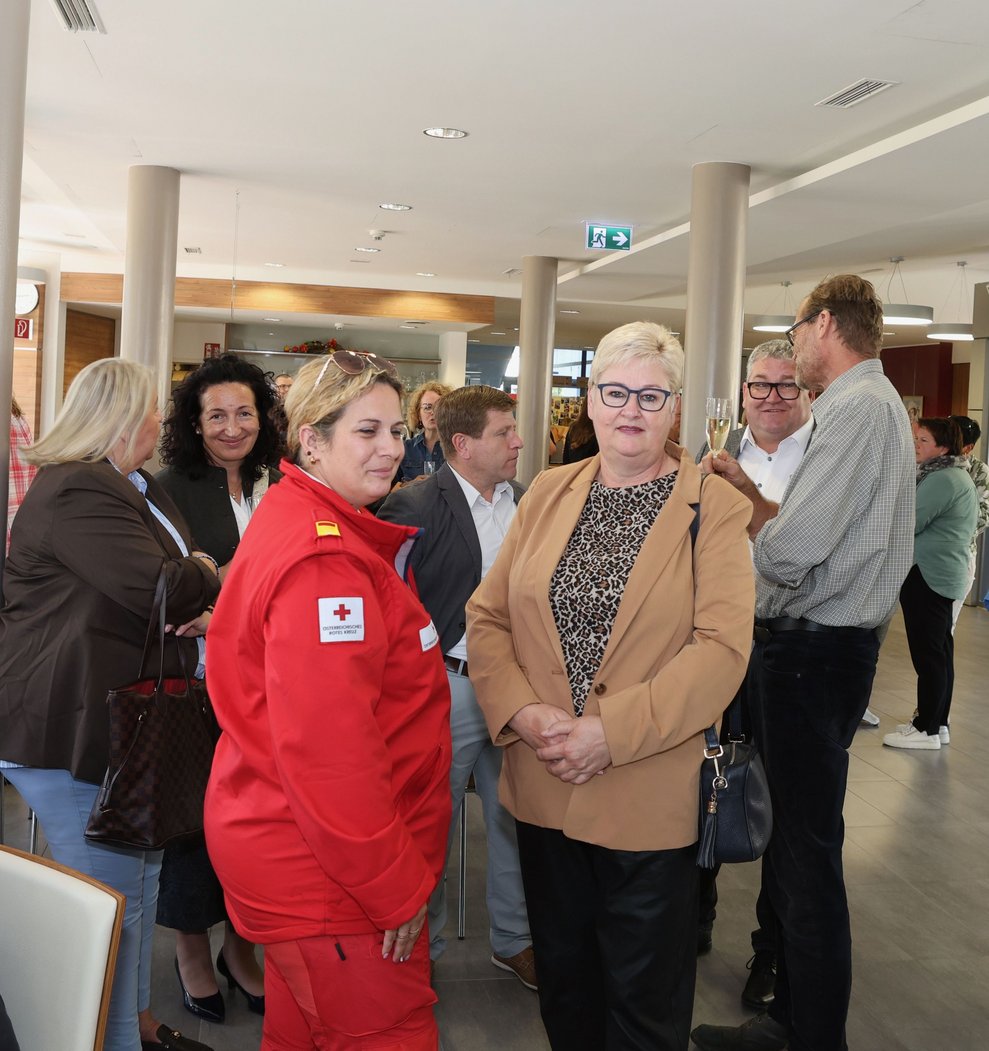 Wir freuen uns über den zahlreichen Besuch aus Politik und Gemeindeleben ebenso, wie über das Kommen von Christine Vorauer (Bezirksobfrau der Senioren) und Silvana Peham (Bezirksrettungskommandantin).