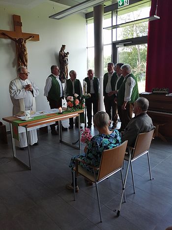 Der MGV Haßbachtal begleitet die Messe mit wunderschönen Liedern.