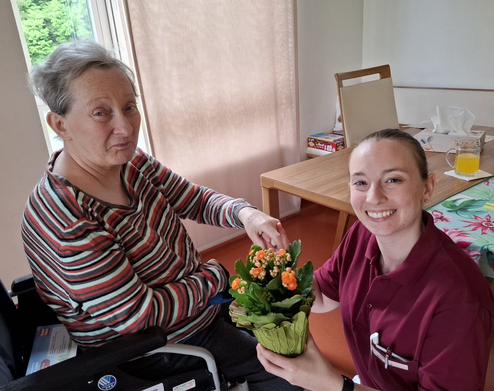 PBM Tanja Weigl ist die Blumenbotin des Tages für Frau Pursch.