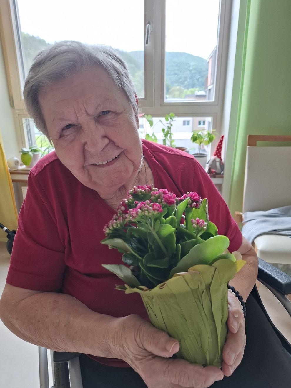 Frau Heissenberger strahlt sogar farblich abgestimmt in die Kamera.