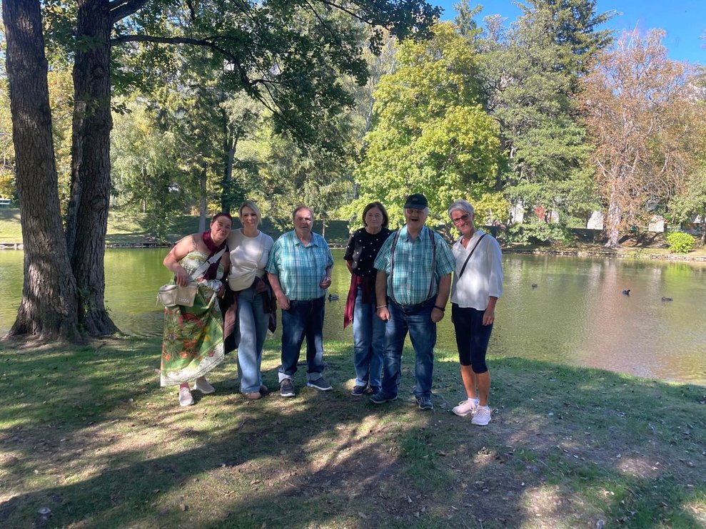 Bevor wir den Nachmittag beim Mostheurigen Jeitler in Payerbach ausklingen lassen, werden vor dem Teich noch ein paar Gruppenfotos als Erinnerung an diesen schönen Ausflug gemacht.