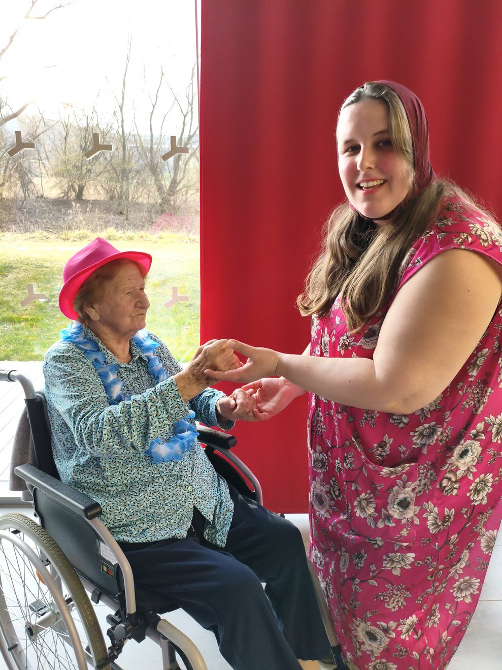 Regina und Frau Kager haben auch schon den Weg zur Tanzfläche gefunden.
