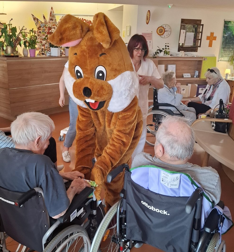 Für alle Bewohner und Bewohnerinnen gibt es heute Süßigkeiten und ein kleines Osternest mit Osterei.