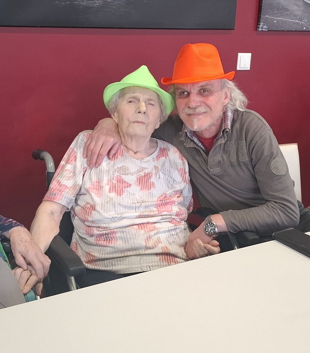 Familie Kahofer genießt das bunte Treiben.