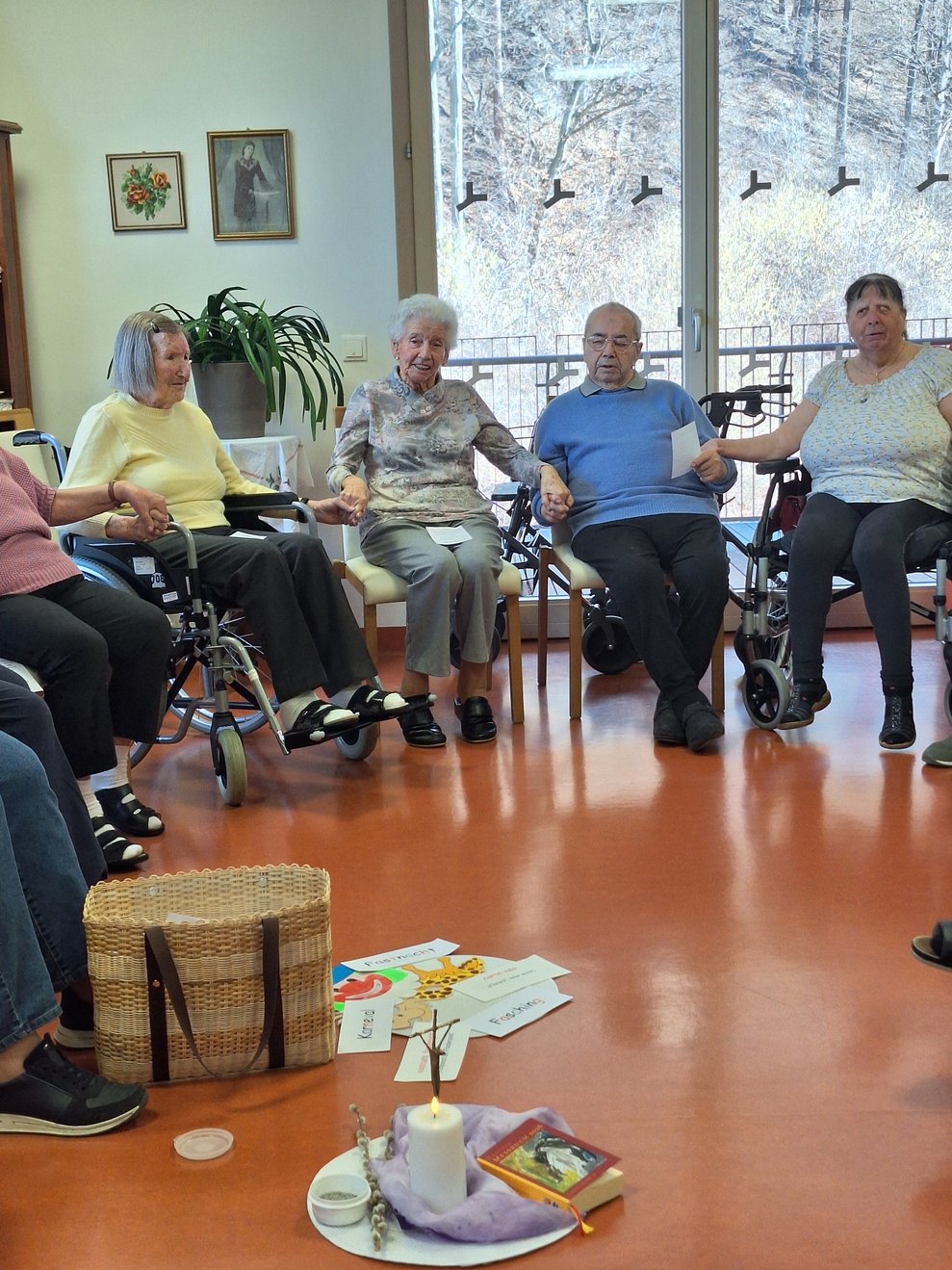 Zum Abschluss der religiösen Runde wird noch gemeinsam gesungen.