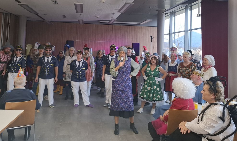 So meine Lieben! Jetzt nehmts olle Aufstellung. Wir tanzen gemeinsam des "Gute-Laune-Liad".