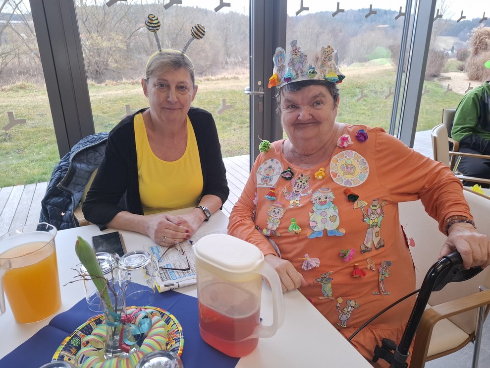 Oh, wen haben wir den da? Gerlinde Scherbichler, erst kürzlich in Pension gegangen, lässt sich heute einen Besuch nicht nehmen und plaudert angeregt mit Frau Stickelberger.