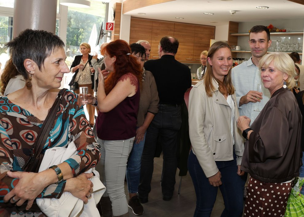 Im munteren Festbetrieb treffen wir auf Katalin Bruschek, unsere aktuell karenzierte Leitung Wirtschaft und Support. Sie ist mit ihrem Mann Martin zu uns gekommen.
