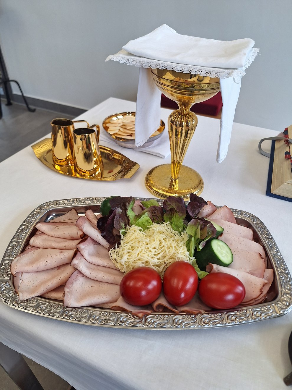 Der Altar ist selbstverständlich schon vorbereitet.