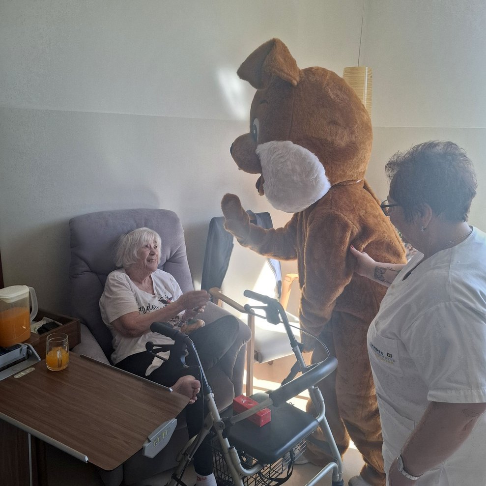 Frau Bogner freut sich in ihrem Zimmer über den Besuch des Osterhasen.
