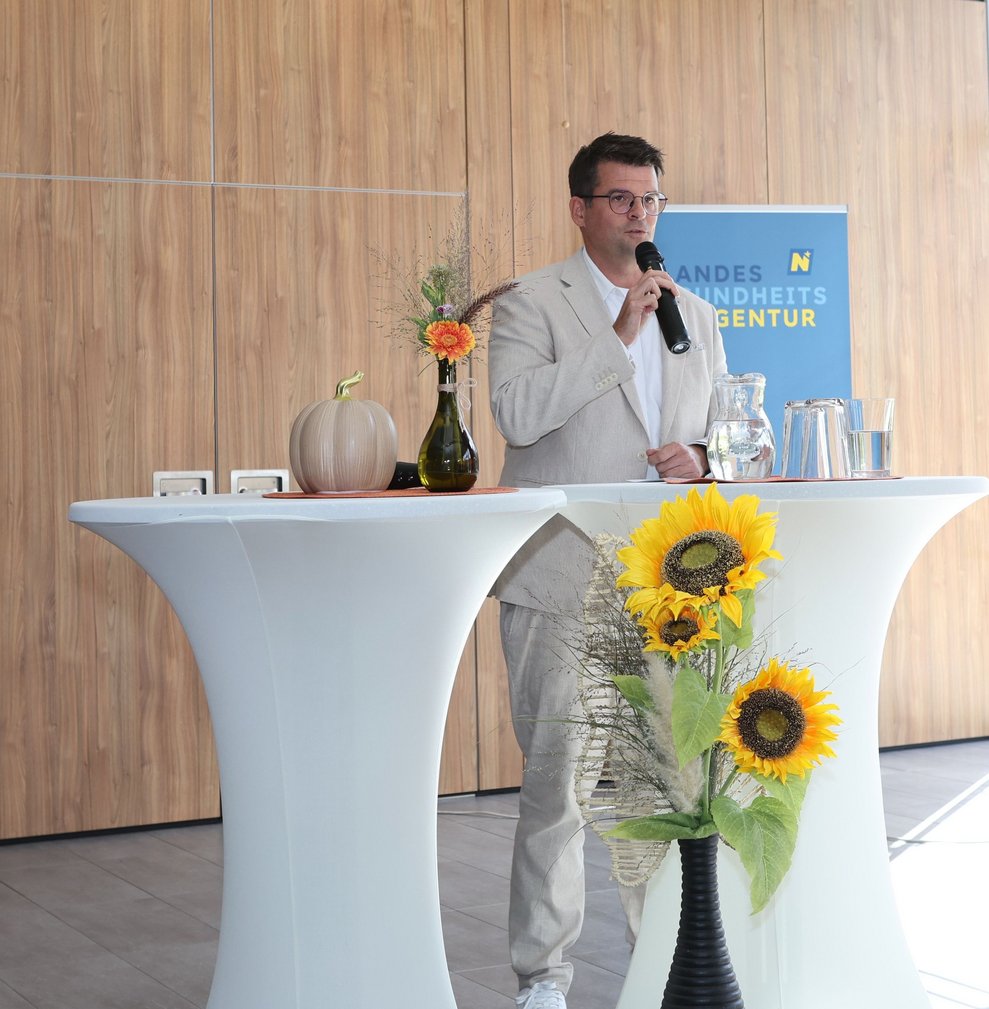 Der feierliche Festakt wird von Gerald Spiess, seines Zeichens Medienkoordinator der Thermenregion, anmoderiert.