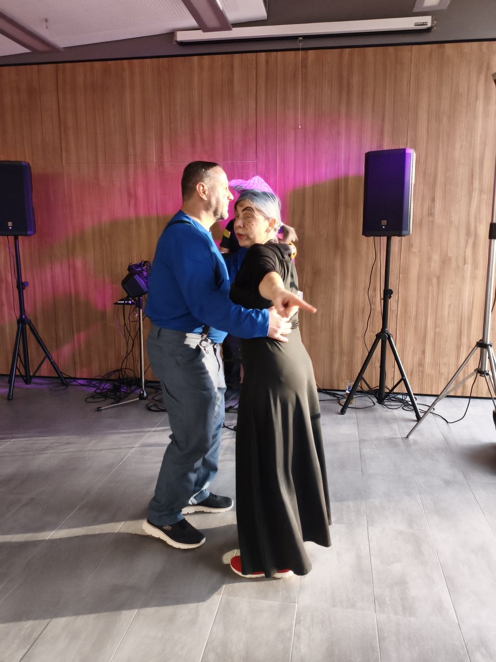 Irgendwie sieht es so aus, als möchte Huberta ganz woanders hintanzen, als ihr Tanzpartner Stefan.