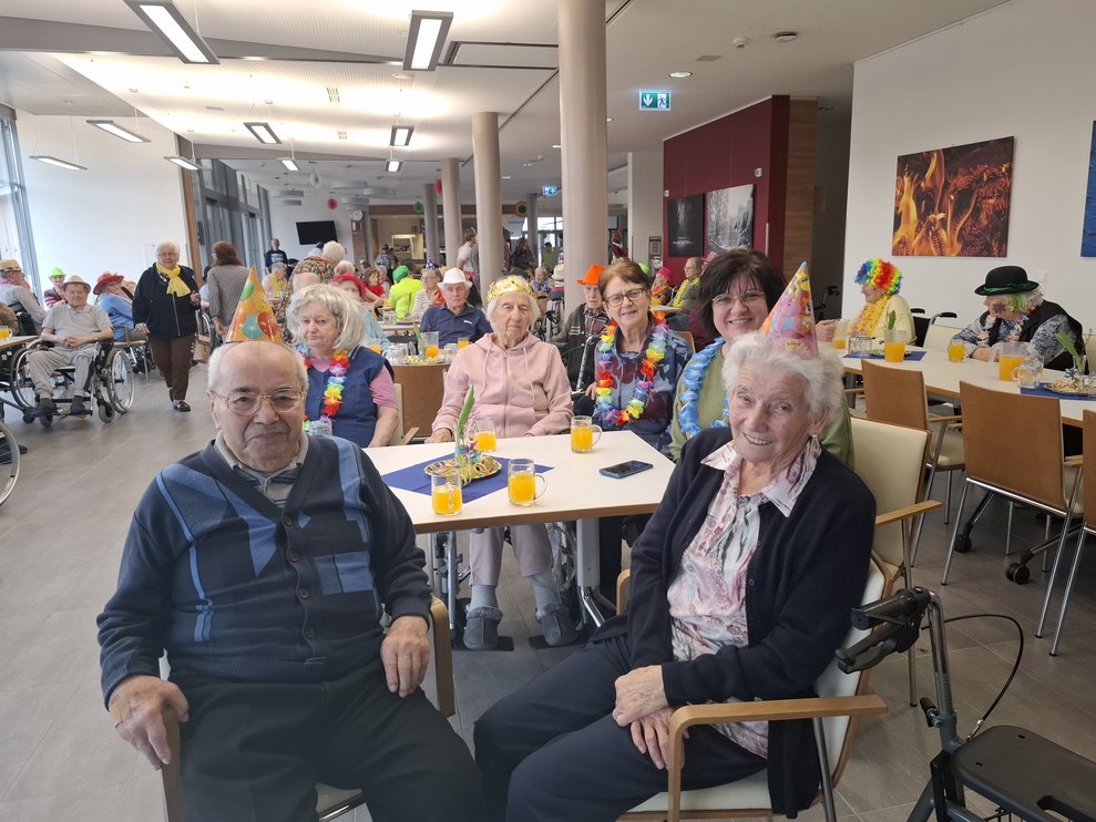 Herr Dienbauer, Frau Brandstätter (1. Reihe) sowie Frau Hoffmann, Frau Pölzlbauer und ihre Angehörigen haben sich zum gemeinsamen Feiern an diesem Tisch zusammengefunden.