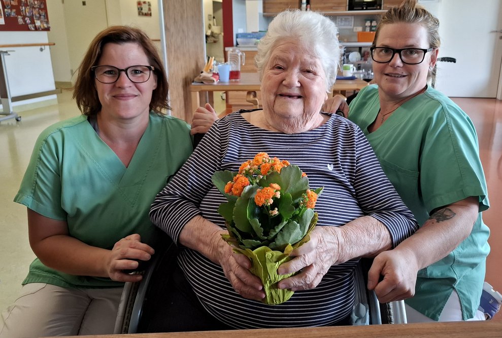 An der Seite von Frau Schwarz finden sich PA Carmen Ledvina und HH Katrin Mössner für dieses schöne Foto ein.
