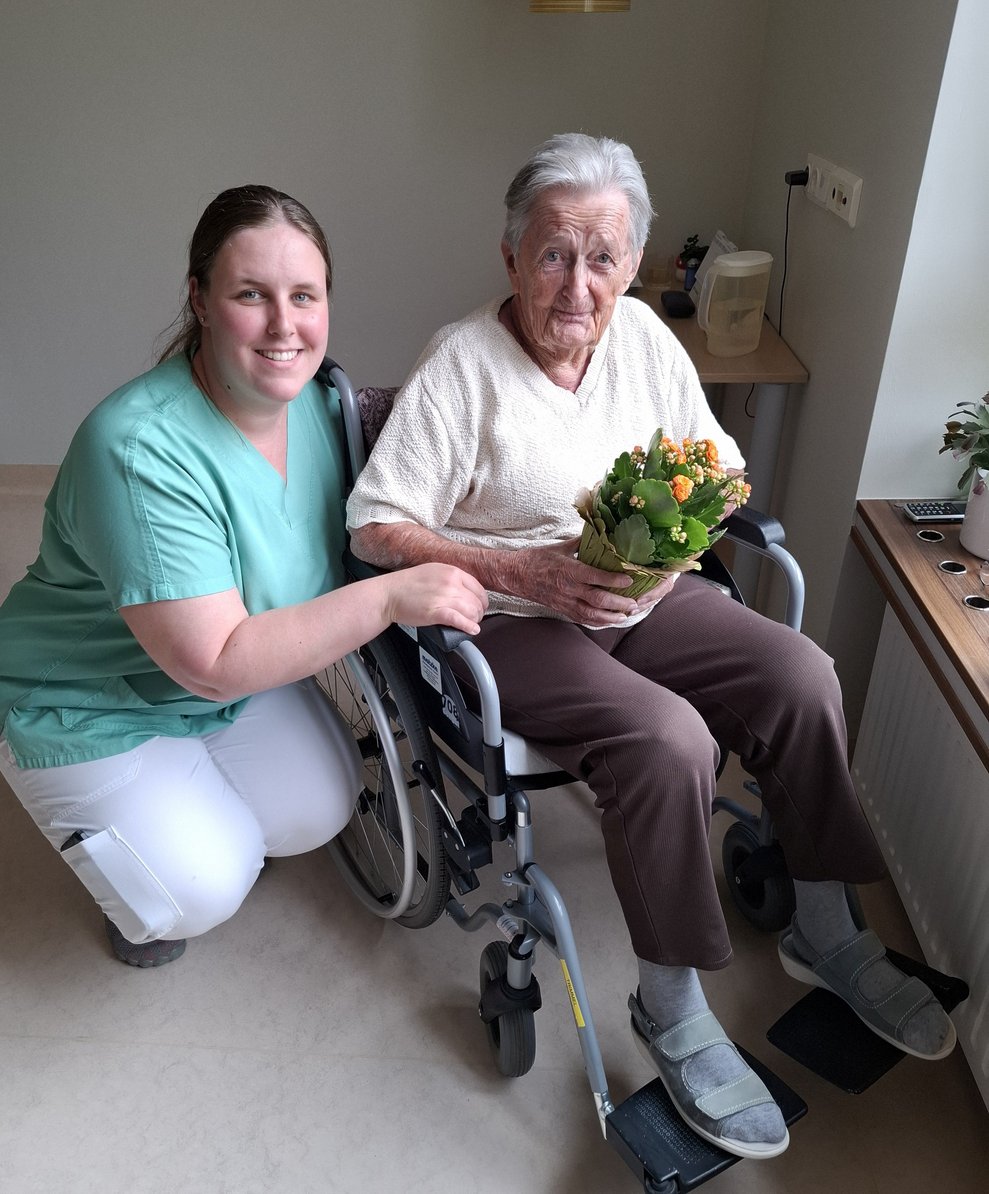 Frau Trimmel freut sich über die Blumen genauso, wie über das Erinnerungsfoto mit unserer Alltagsbegleiterin Regina Schwarz.
