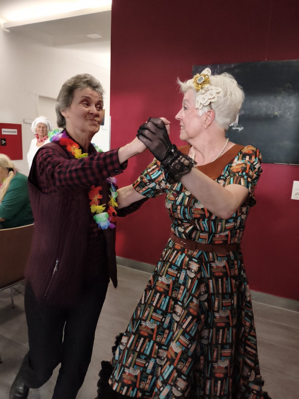 Unter den Tanzbegeisterten finden sich natürlich auch zahlreiche Angehörige und ehrenamtliche MitarbeiterInnen.