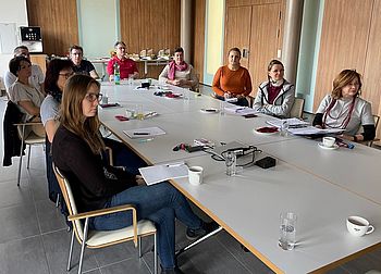 Der Krisenstab tritt zusammen und wird über die aktuelle Lage informiert.