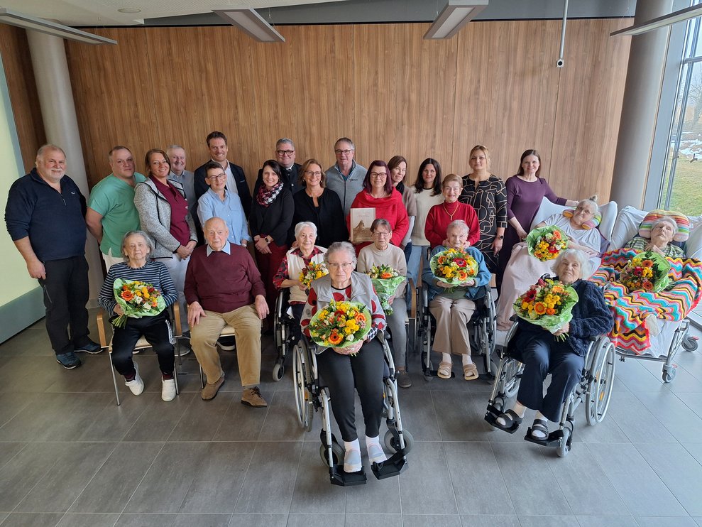 Die Jubilarinnen im Kreise aller Gratulanten.