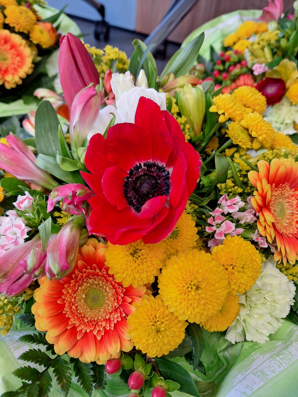 Unser Herr Vizebürgermeister Christian Stangl stellt sich seitens der Marktgemeinde Scheiblingkirchen-Thernberg mit den allerbesten Wünschen und wunderschönen Blumensträußen bei den Jubilarinnen ein.