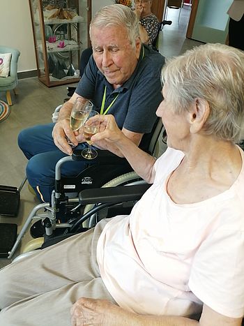 Frau Kindlmayr und Herr Redl prosten sich gutgelaunt zu.