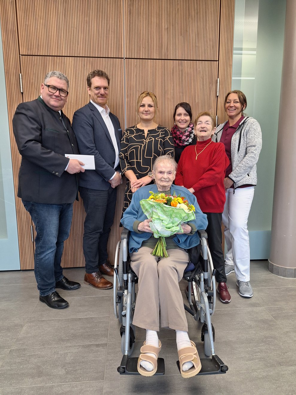 Anlässlich des 101. Geburtstages von Frau Berta Kriegl ist heute auch Frau Daniela Weinzettl seitens der BH Neunkirchen mit einem Präsent zu uns ins Haus gekommen und gratuliert natürlich sehr herzlich.