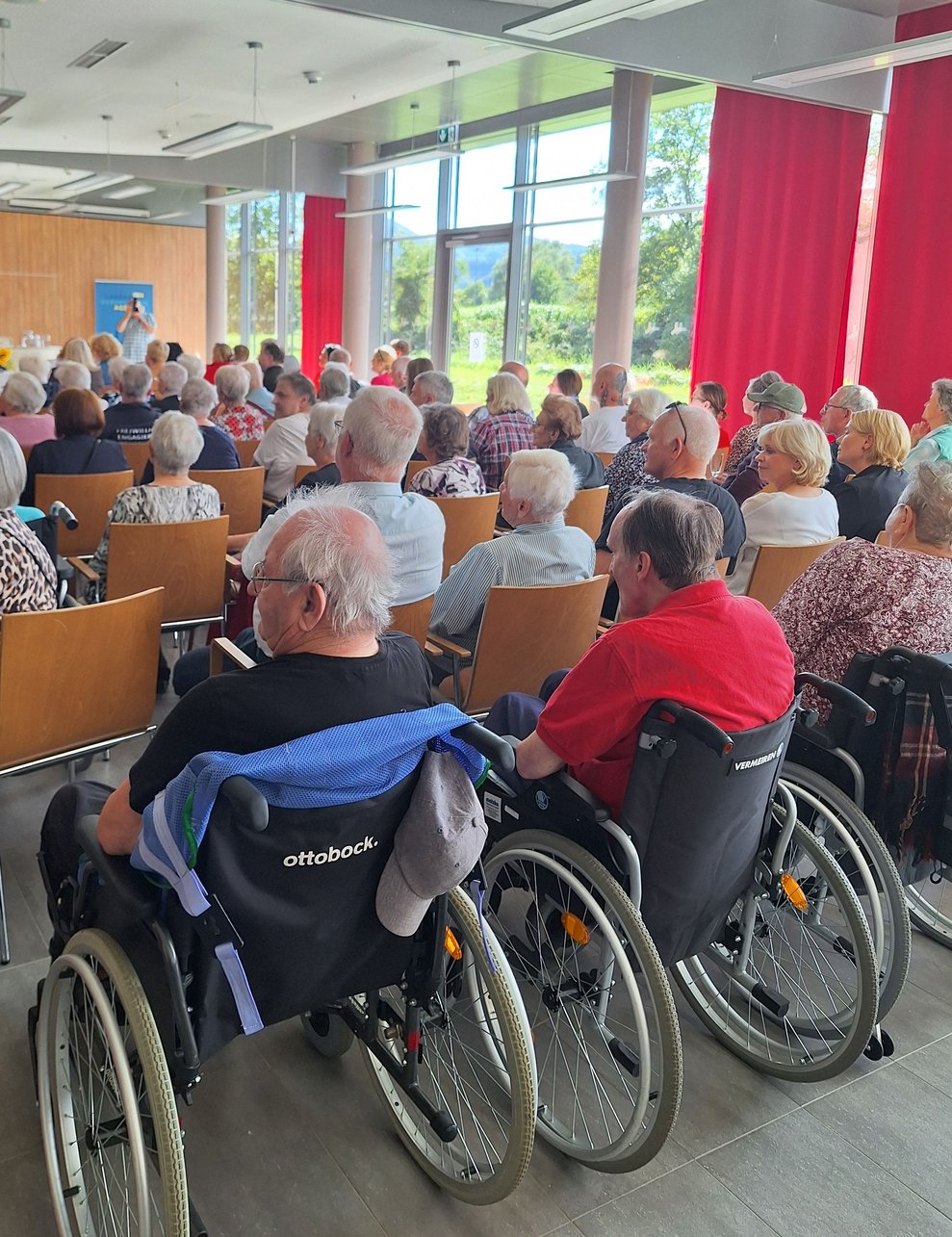 Wer ganz genau hinsieht, kann auf diesem Foto unsere Kfm. Direktorin i.R. Anita Koller und unsere ehemalige Pflegedienstleitung Sabine Lechner mitten unter den Gästen entdecken.