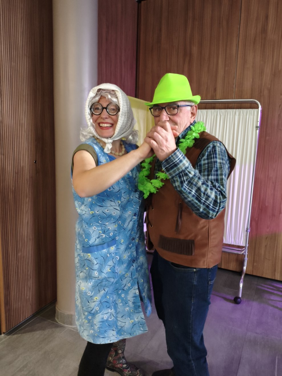 Unsere Andrea und Herr Rottensteiner lassen sich da nicht zweimal bitten. Auf geht's.