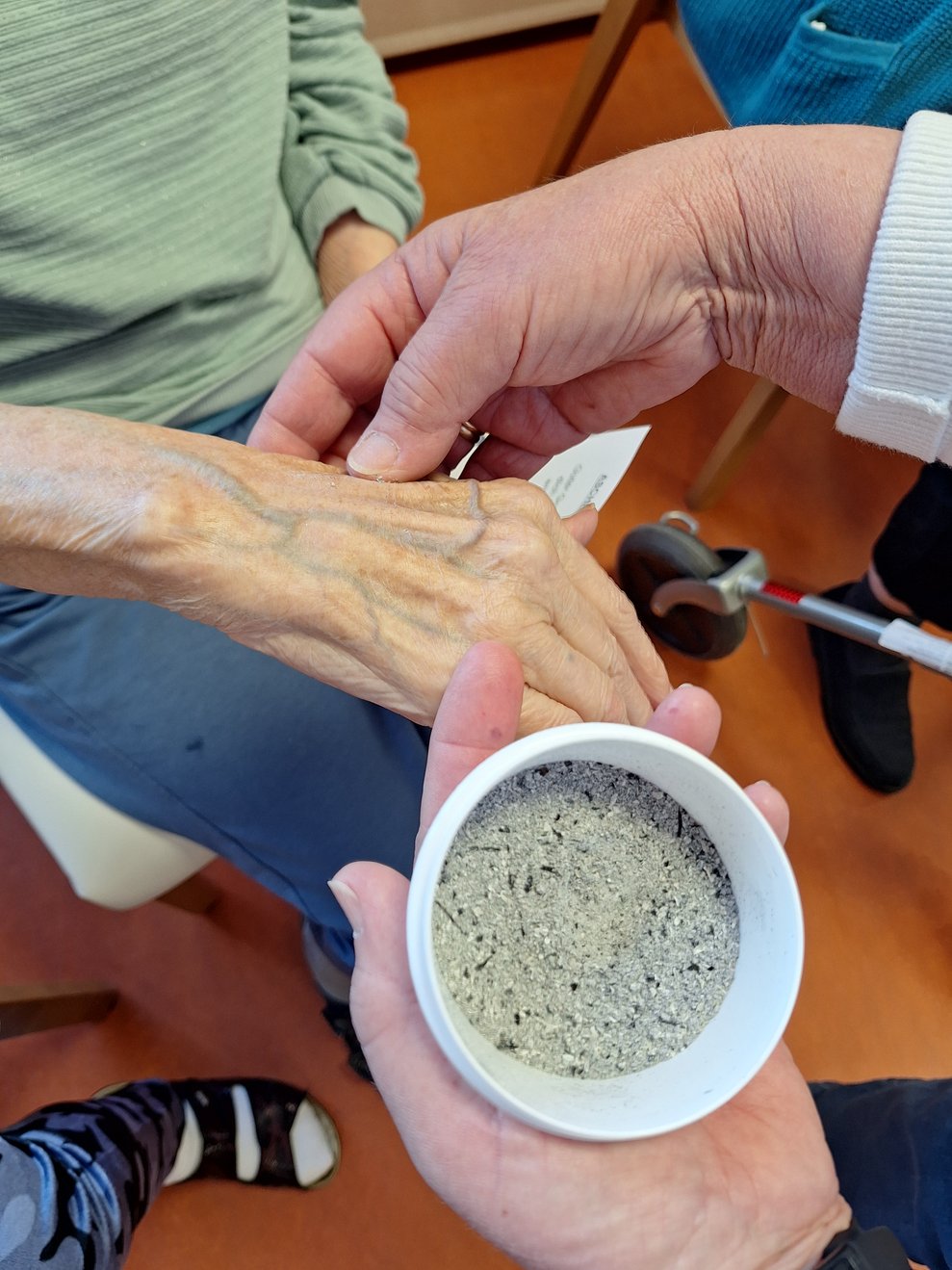 Frau Prenner beginnt mit dem Spenden des Aschenkreuzes.