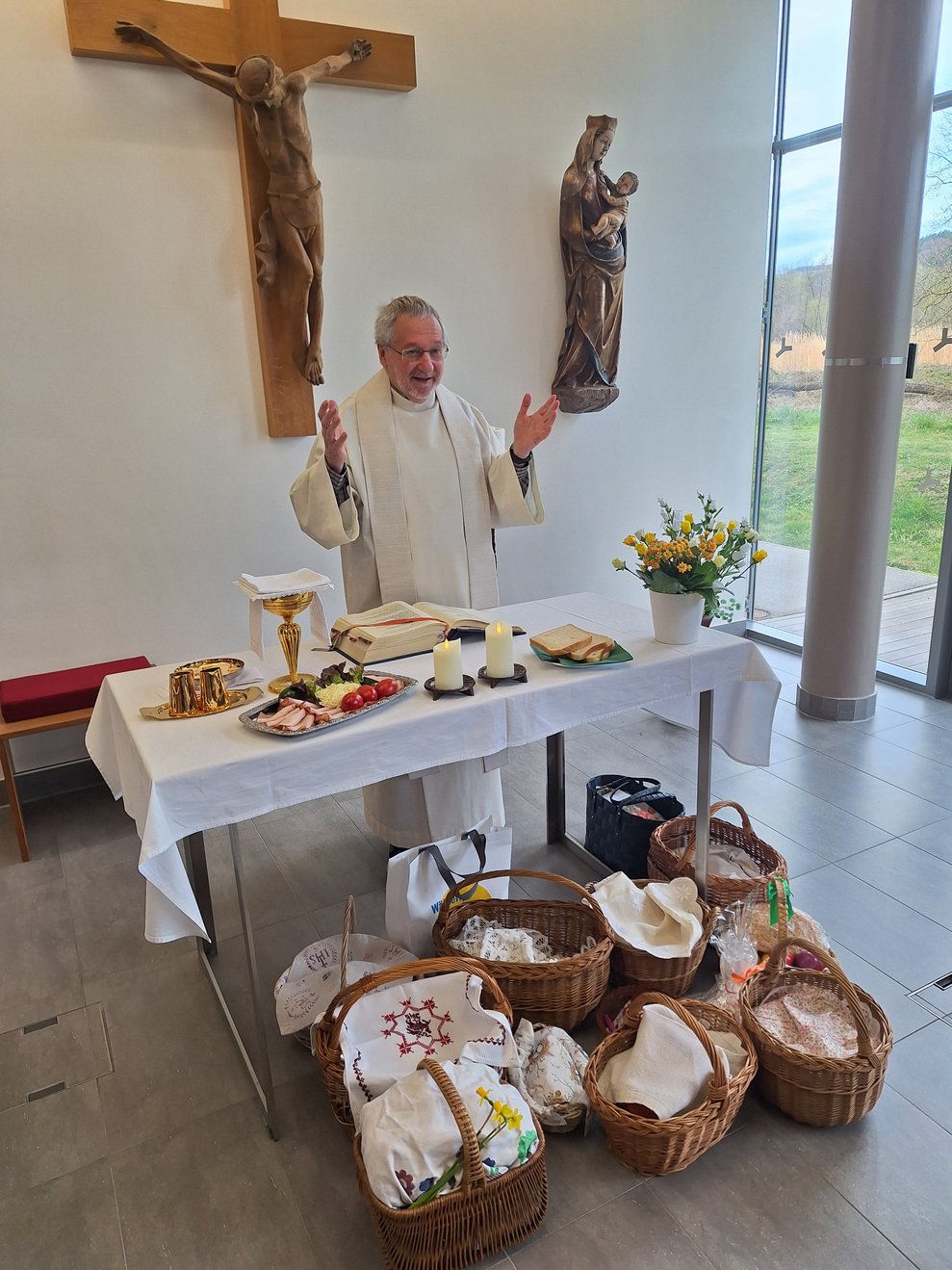 Ich wünsche Ihnen allen von Herzen ein frohes und gesegnetes Osterfest!
