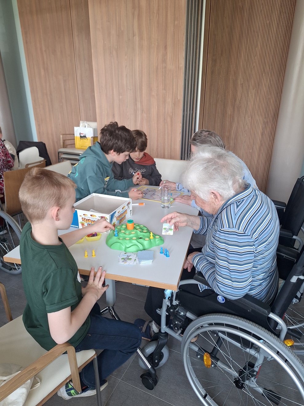 Ein Dauerbrenner, wenn es um großen Spaß und viel Gelächter beim Spielen geht: Welcher Hase schafft es als Erster auf den Berg zur heiligen Karotte "Lotti Karotti"? 