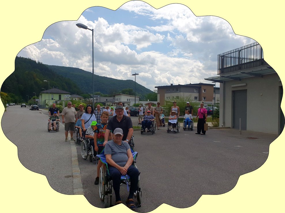 Bestens gelaunt und bestens ausgerüstet starten wir mit unseren Gästen seitens der Marktgemeinde Scheiblingkirchen-Thernberg, die heute in die Rolle von Betreuerinnen und Betreuern schlüpfen, zum ersten gemeinsamen "Walk & Talk".