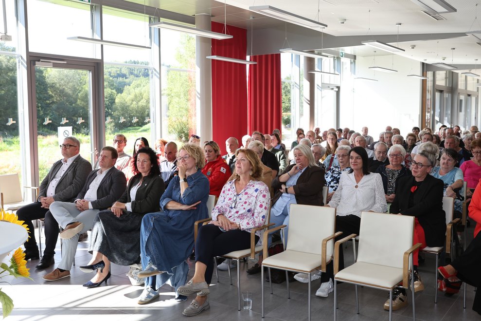 Von der ersten bis zur letzten Reihe wird ihm aufmerksam zugehört.