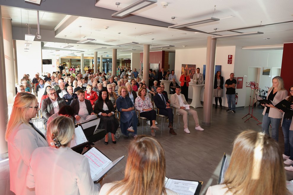 Es folgt der abschließende Programmpunkt des offiziellen Festaktes: Der Auftritt des Chors "Piano Forte" unter der Leitung von Isabella Preißler.