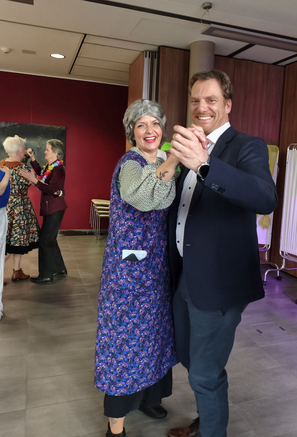 Damenwahl! Die "Luisl vom Berg" bittet unseren interim. Kfm. Direktor zum Tanz und lässt ihn gleich ganz couragiert wissen, dass es absolut unschicklich wäre, ihr einen Korb zu geben.