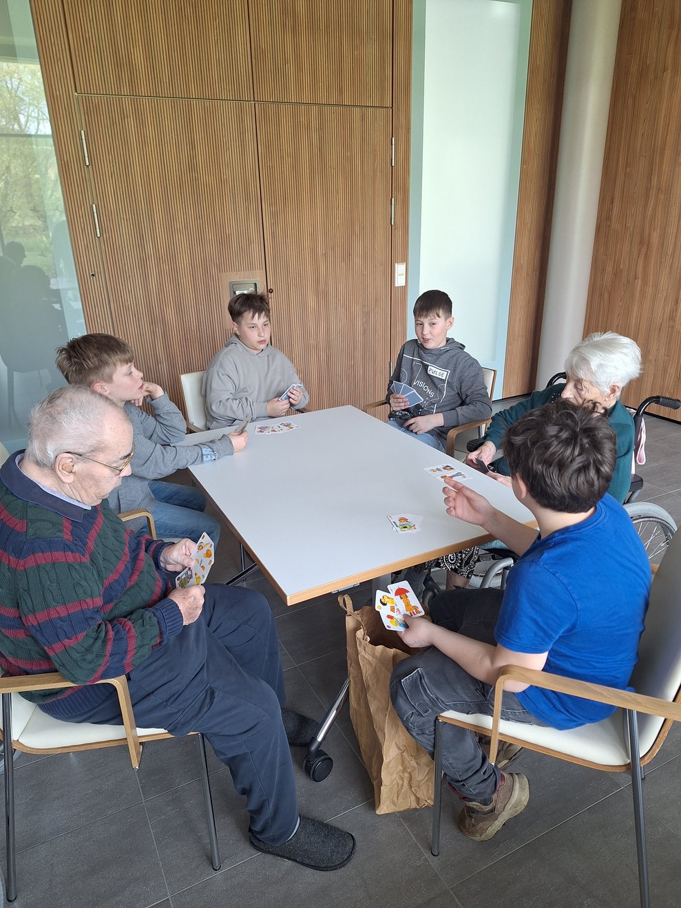 Würfel, Kegel, Karten - neben guter Laune - die wichtigsten Utensilien für einen gelungenen Spielevormittag.