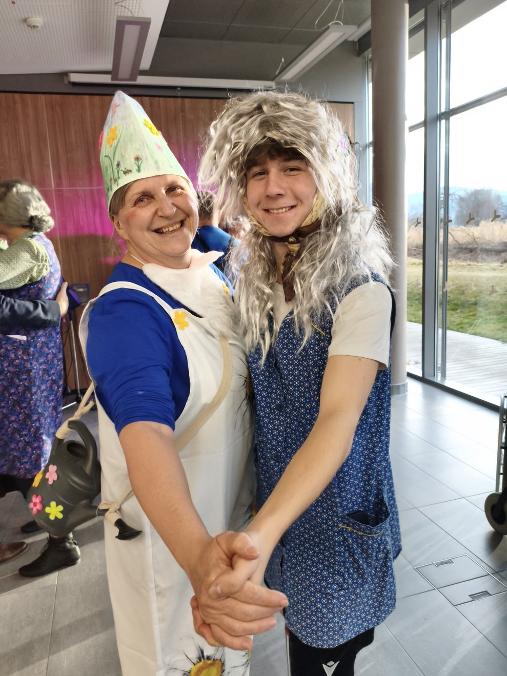 Gerlinde vom Reinigungsteam hat sich unseren Lehrling Marc geschnappt. Da hat er keine Chance "Nein" zu sagen und ist bei diesem Spaß gerne dabei.