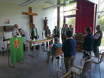 Ein sehr bewegender Moment: Herr Pfarrer Skòrzybut greift zu seiner Ziehharmonika und begleitet den MGV.