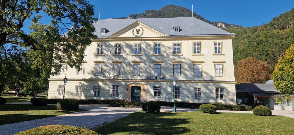 Wir flanieren entlang der Barbarapromenade am Schloss Reichenau vorbei. Diese "Sommerfrische" im Herbst fühlt sich sehr angenehm an.
