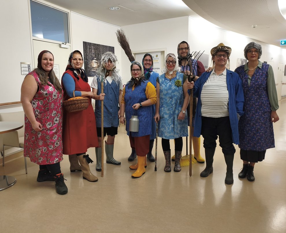 Bauer Karl sucht... Männer für seine feschen Schwestern, die ihm daheim furchtbar auf die Nerven gehen. Am meisten die wortgewandte "Luisl", hier ganz rechts im Bild.